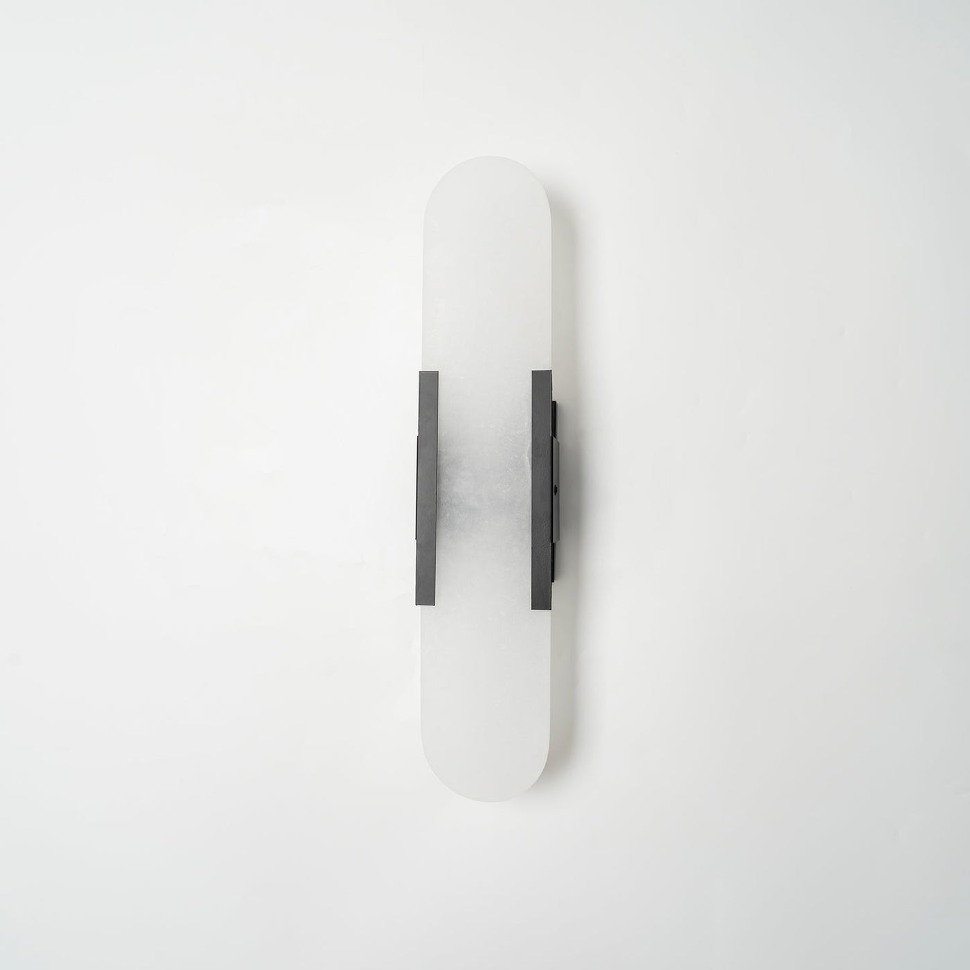 Applique Murale Melange Elongée en Albâtre - Design Élégant avec Détails en Laiton