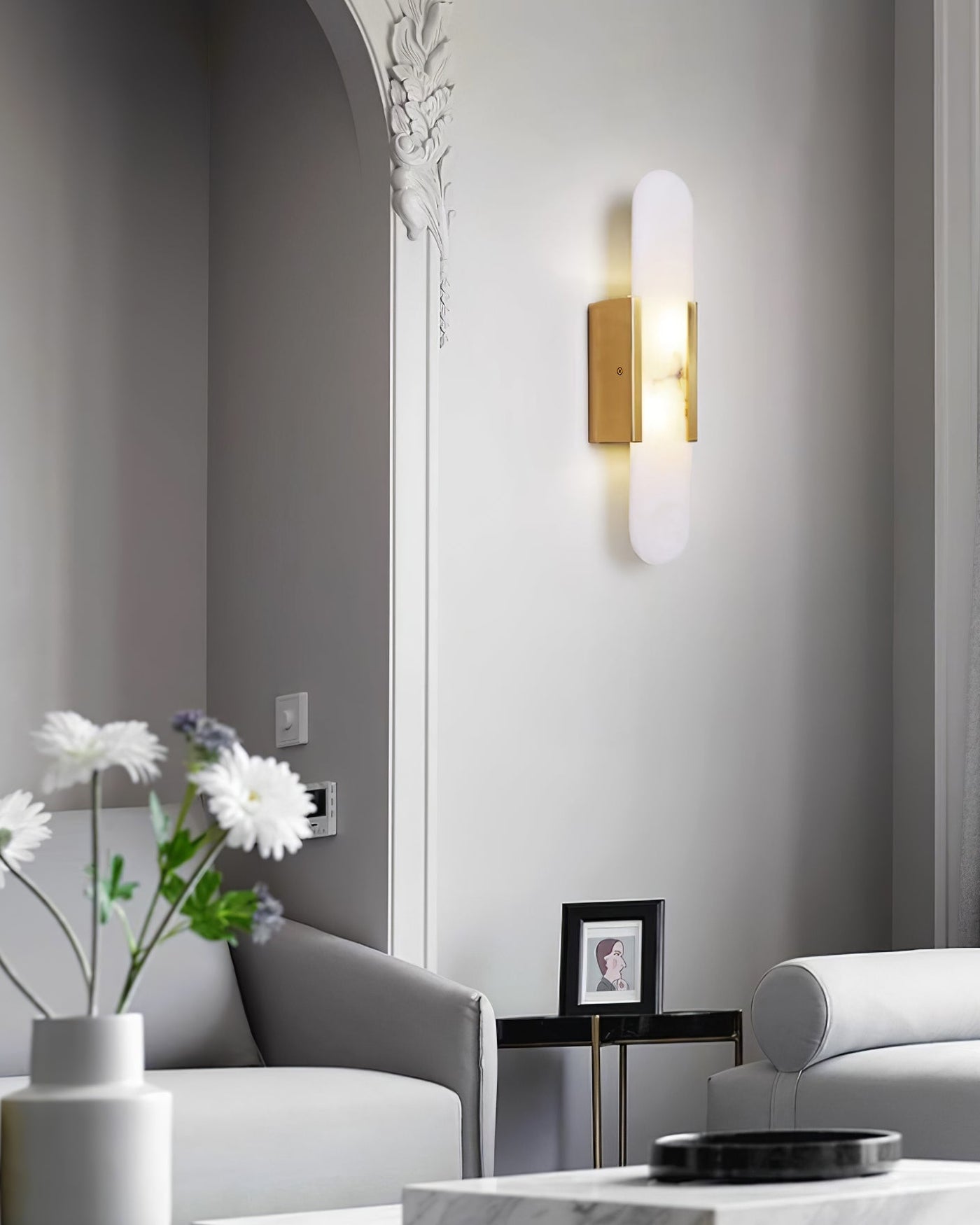 Applique Murale Melange Elongée en Albâtre - Design Élégant avec Détails en Laiton