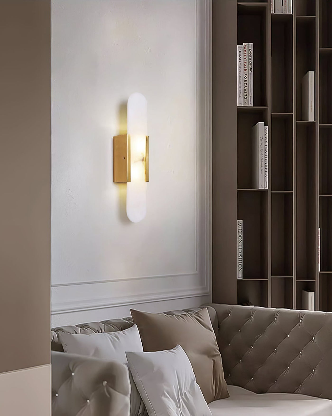 Applique Murale Melange Elongée en Albâtre - Design Élégant avec Détails en Laiton