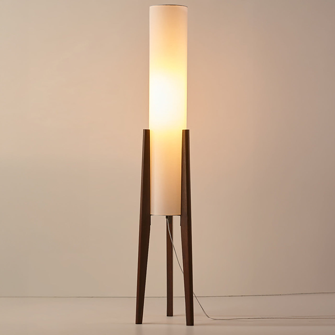 Lampadaire en Noyer – Élégance Nordic Retro avec Abat-jour en Tissu