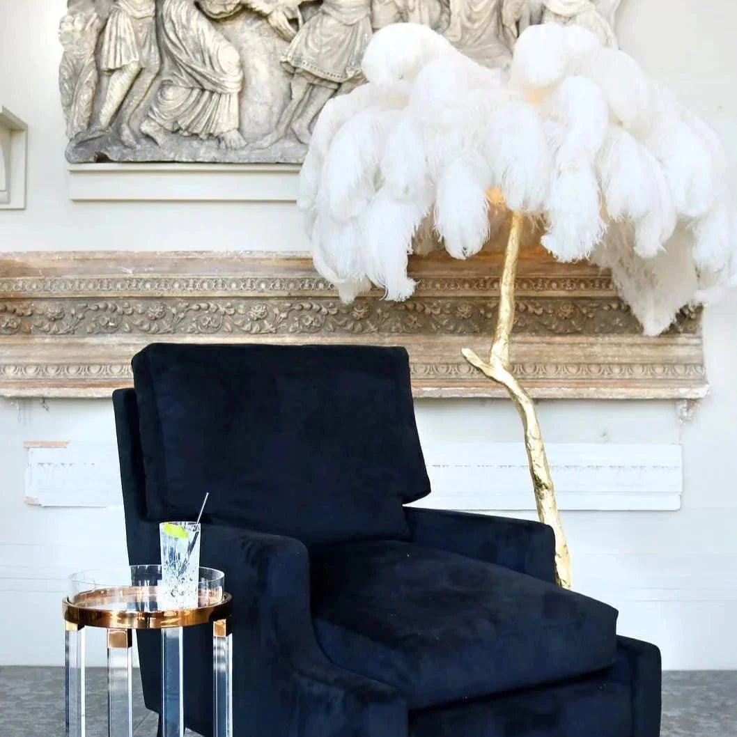 Lampe sur Pied avec Plumes d’Autruche – Élégance et Design Moderne en Résine