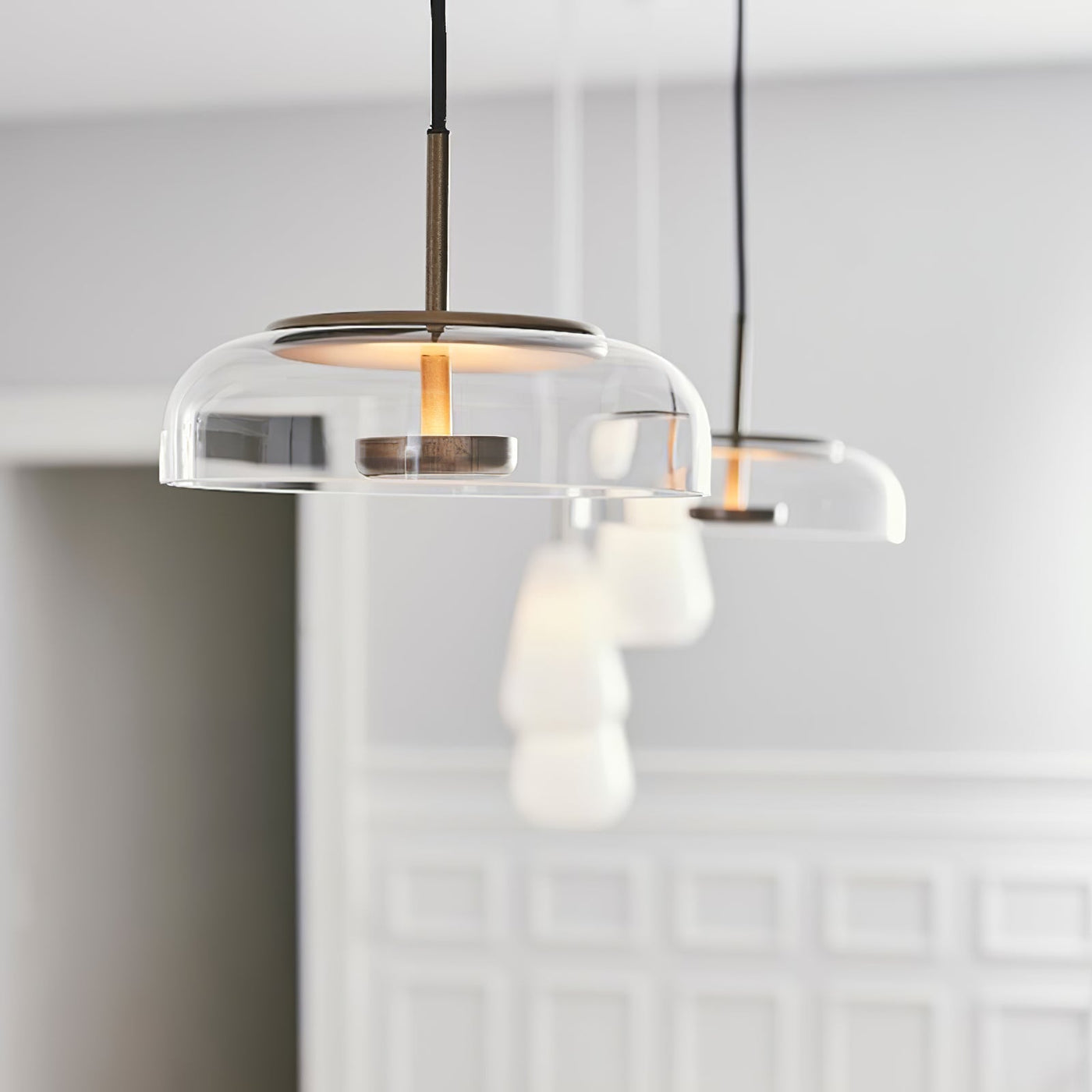 Suspension LED Solaire – Éclairage Moderne en Laiton et Verre pour Intérieur Élégant