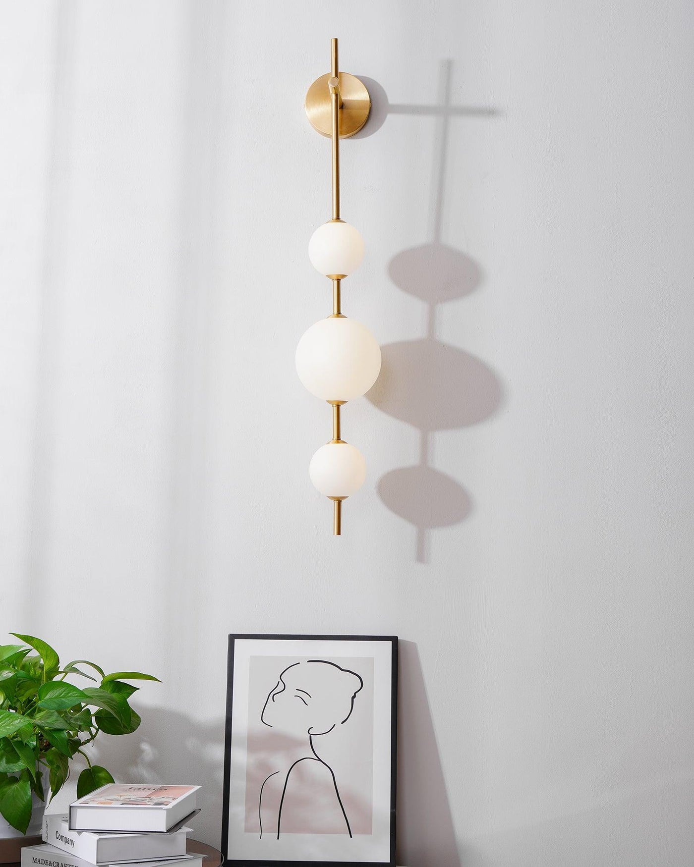 Applique Murale Verticale en Globe de Verre – Éclairage Élégant et Moderne