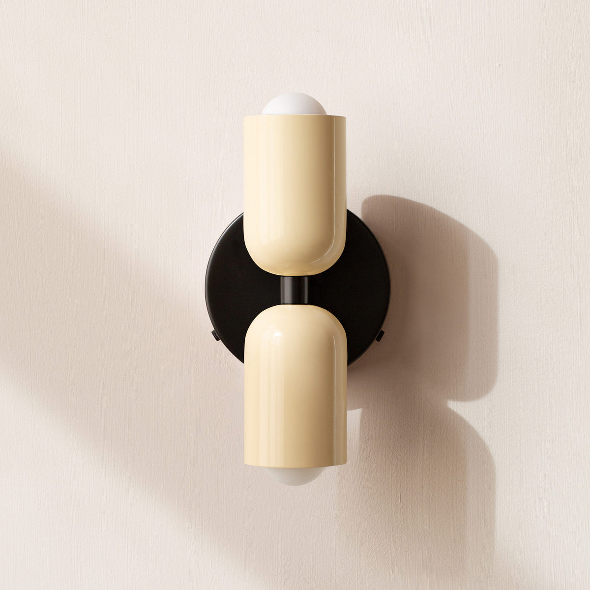 Éclairage mural moderne avec 2 ampoules – Design directionnel, disponible en plusieurs couleurs