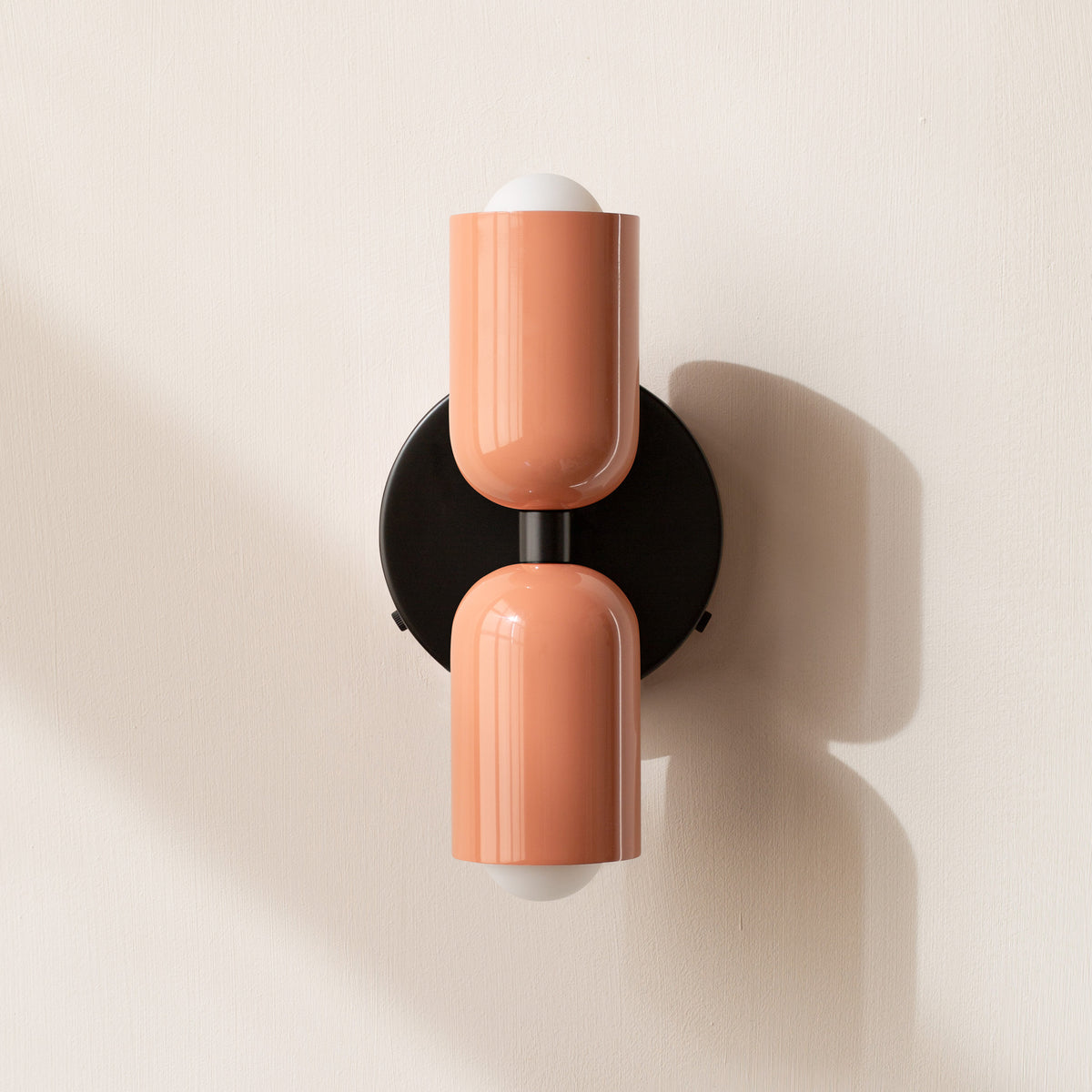 Éclairage mural moderne avec 2 ampoules – Design directionnel, disponible en plusieurs couleurs