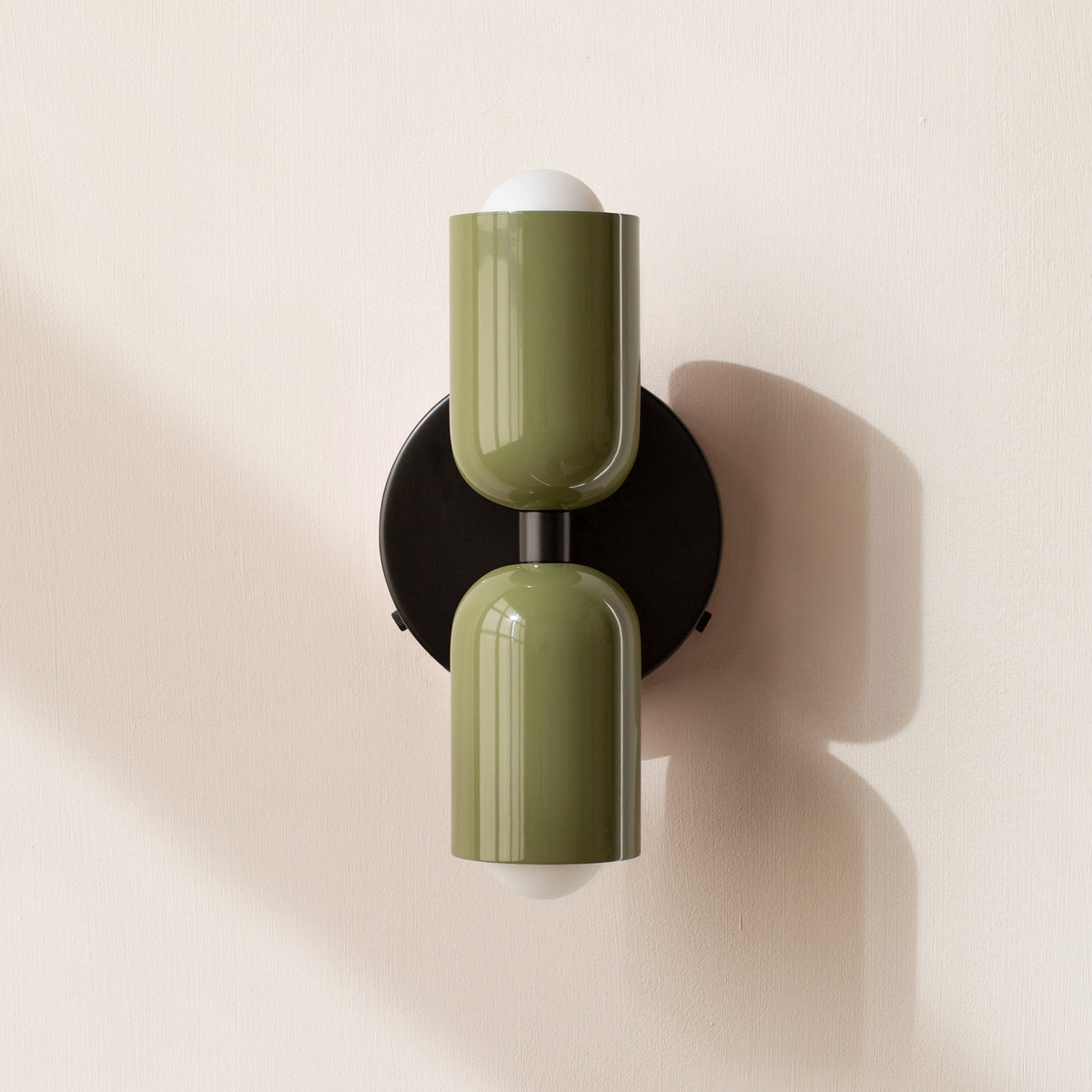 Éclairage mural moderne avec 2 ampoules – Design directionnel, disponible en plusieurs couleurs