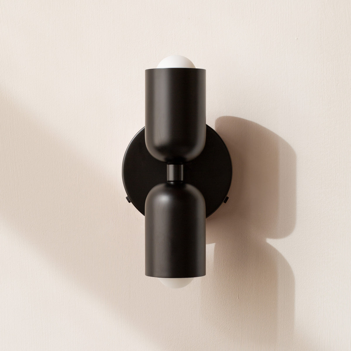 Éclairage mural moderne avec 2 ampoules – Design directionnel, disponible en plusieurs couleurs