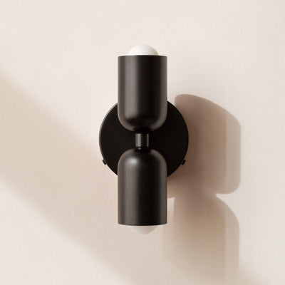 Éclairage mural moderne avec 2 ampoules – Design directionnel, disponible en plusieurs couleurs