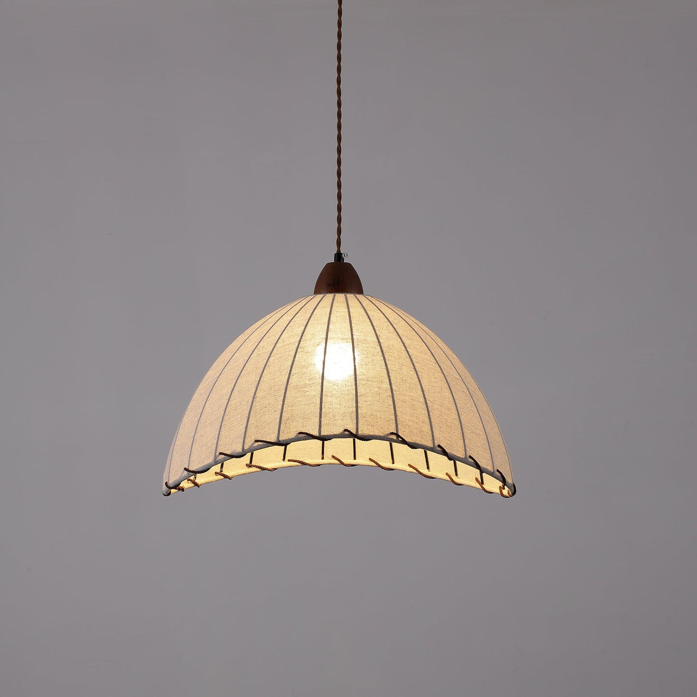 Suspension Bois et Tissu – Équilibre Naturel entre Élégance et Confort