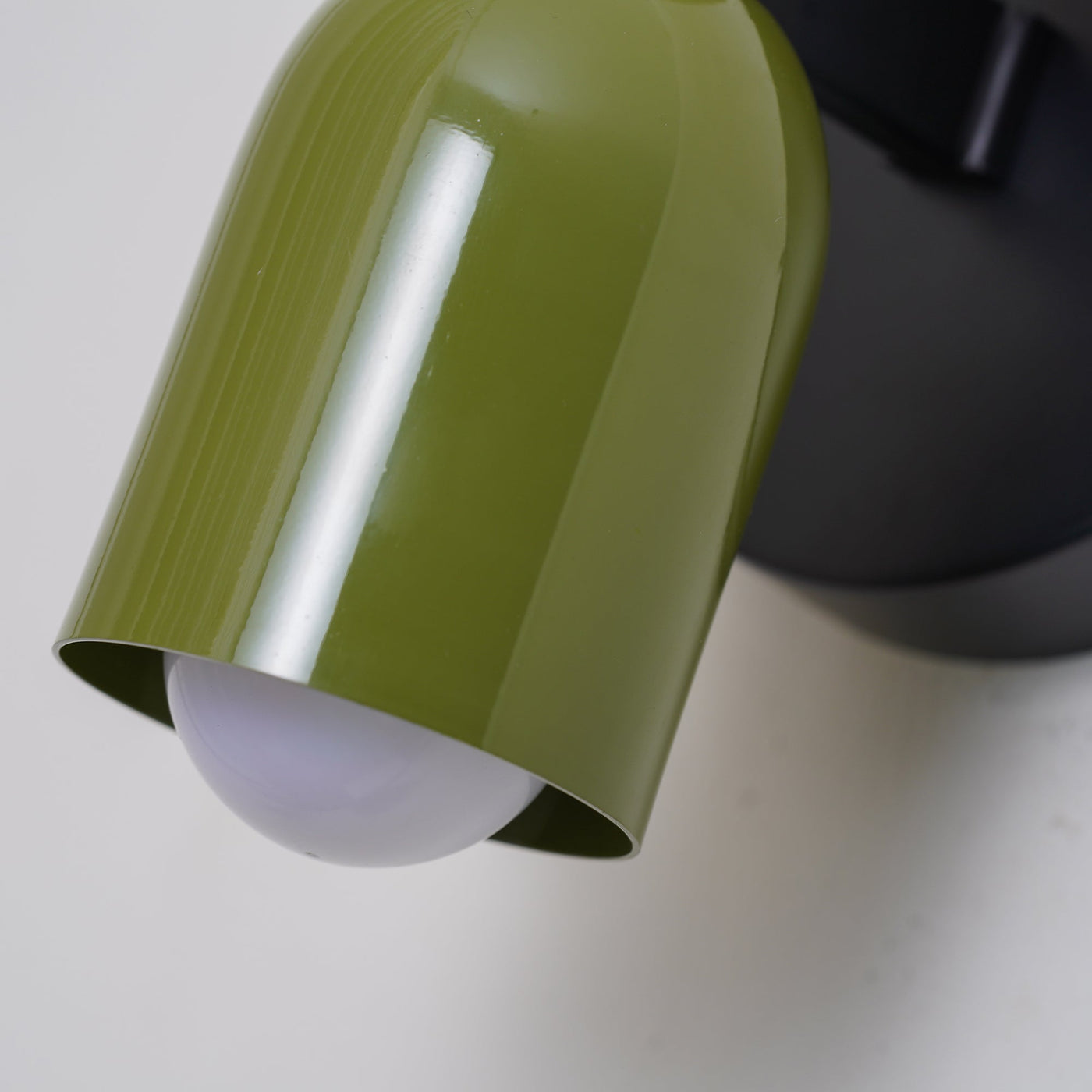 Éclairage mural moderne avec 2 ampoules – Design directionnel, disponible en plusieurs couleurs