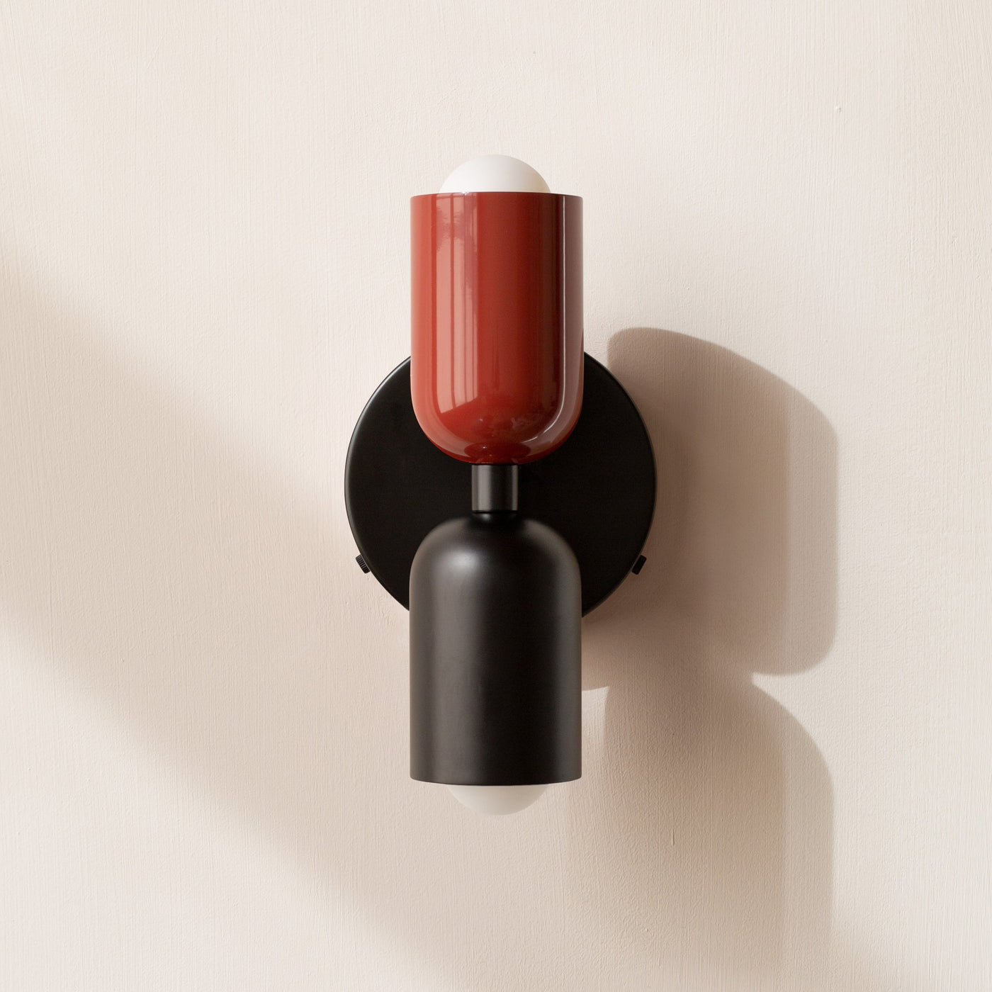 Éclairage mural moderne avec 2 ampoules – Design directionnel, disponible en plusieurs couleurs