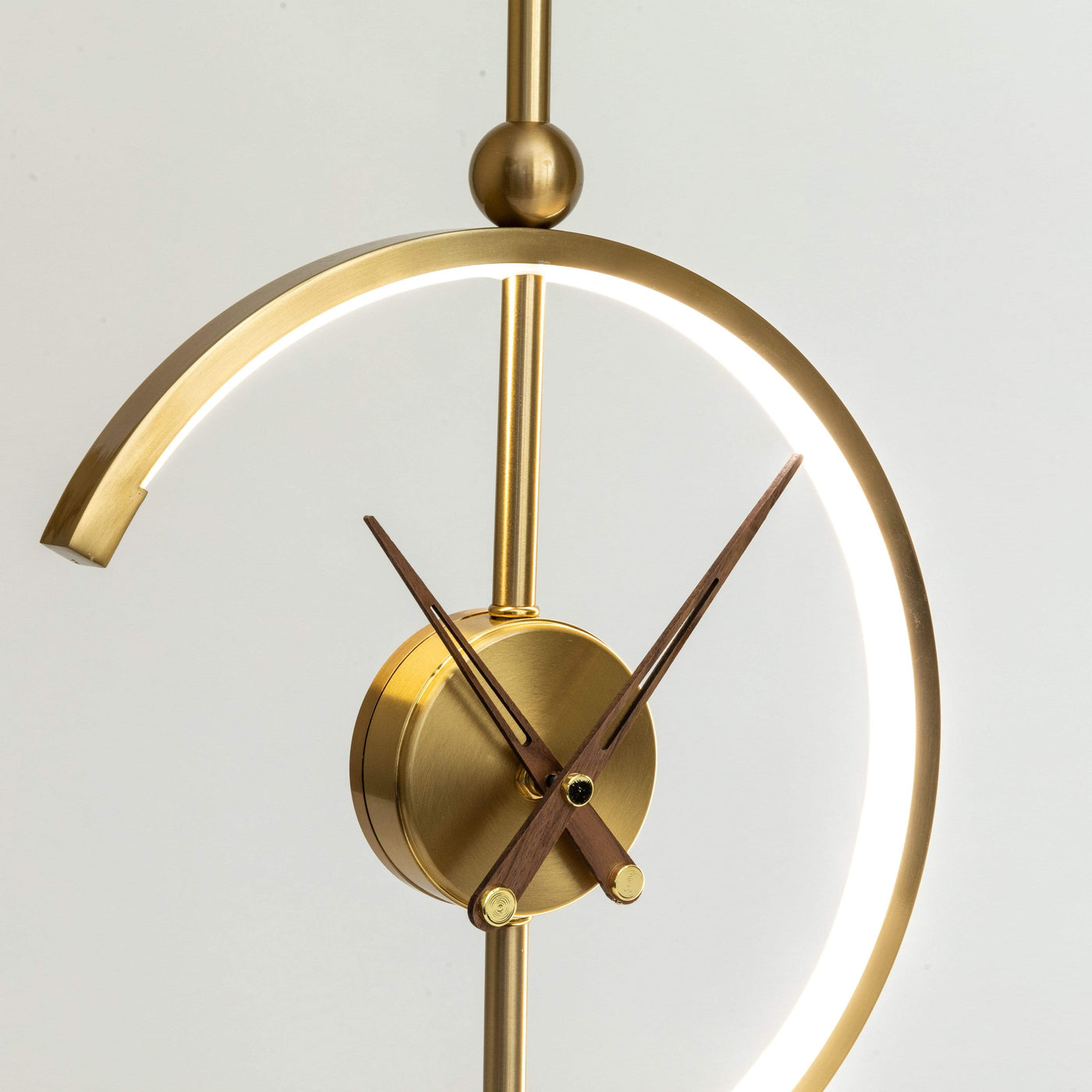 Lampe Horloge Moderne avec Chargeur Sans Fil - Design Élégant en Bois et Métal