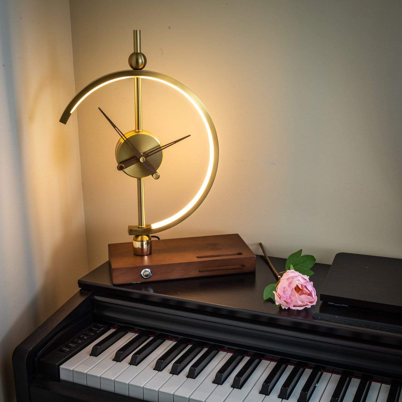 Lampe Horloge Moderne avec Chargeur Sans Fil - Design Élégant en Bois et Métal