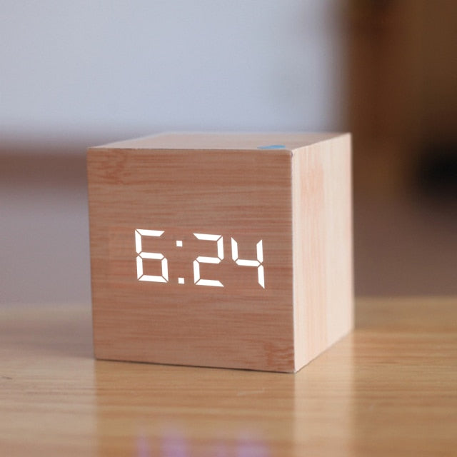 Horloge Numérique LED CubeTime Mini – Affichage de l’Heure, Date et Température, Compacte et Polyvalente